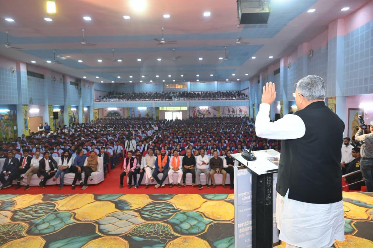 drramansingh's tweet image. आज राजनांदगांव के गोविंदराम निर्मलकर ऑडिटोरियम में ICAI भिलाई शाखा द्वारा आयोजित CAFY 4.0 &amp;amp; Super Mega Career Counselling Programme (CAFY 4.0 - भविष्य की राह) में शामिल होकर 5000 से अधिक विद्यार्थियों से संवाद किया और बच्चों को चार्टर्ड अकाउंटेंसी (CA) के क्षेत्र में करियर बनाने…