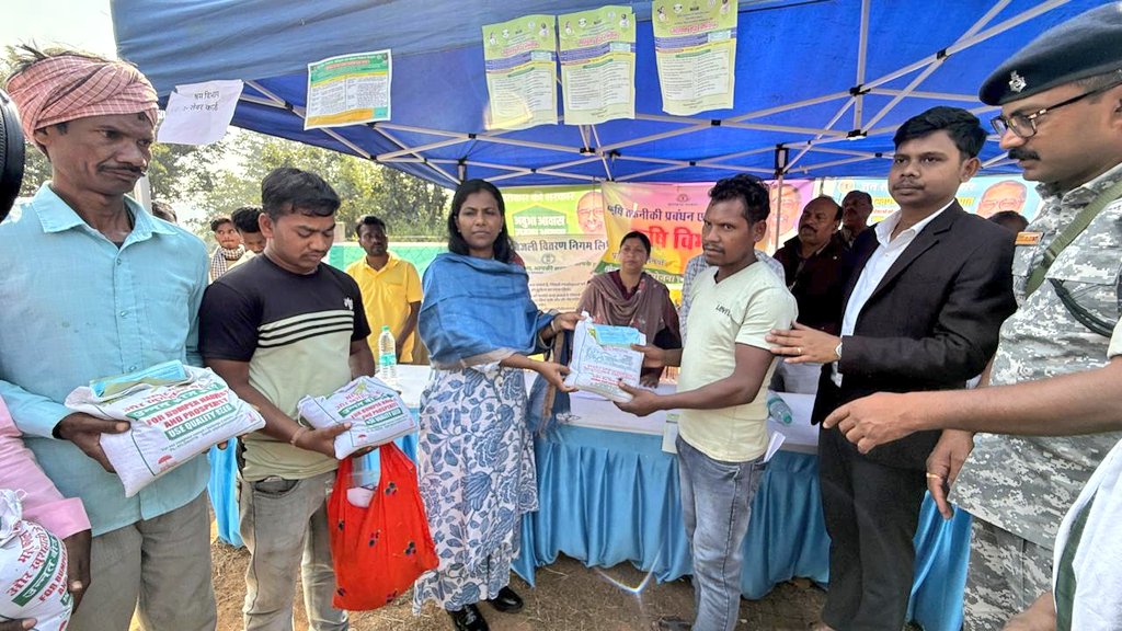 "सेवा का अधिकार सप्ताह" के तहत रनियां प्रखंड के डाहु पंचायत में आयोजित शिविर में विभिन्न विभागों द्वारा लगाए गए स्टॉल का अवलोकन कर प्राथमिकता के आधार पर समस्याओं के समाधान एवं आवेदनों के निष्पादन के निर्देश दिए।
<a href="/JharkhandCMO/">Office of Chief Minister, Jharkhand</a>
<a href="/prdjharkhand/">IPRD Jharkhand</a>