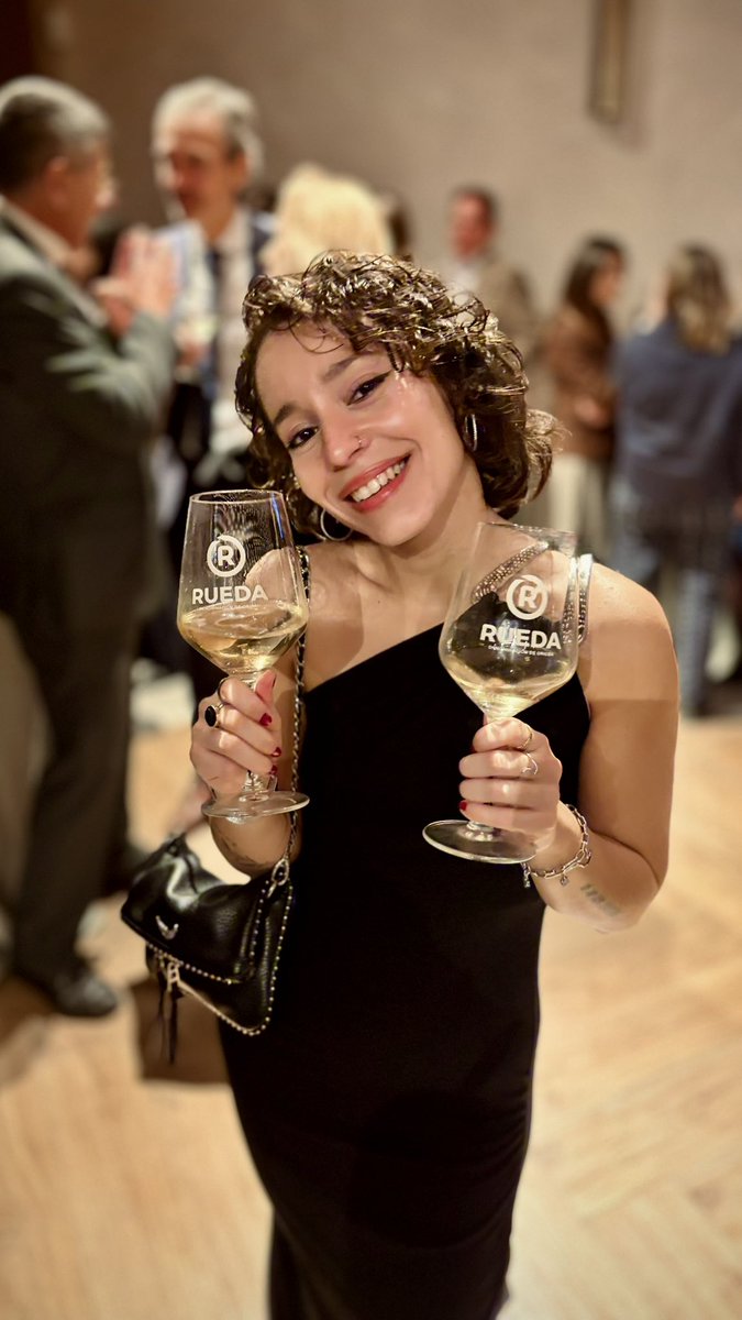 Ayer estuvimos en el décimo festival de cortometrajes <a href="/ruedaconrueda/">ruedaconrueda</a> 🎬✨
Fue un sueño ser finalistas con nuestro WineSip “Sangre de nuestros ancestros” 🍷📖 ¡Que viva el cine, la poesía, el vino y el amor! ❤️