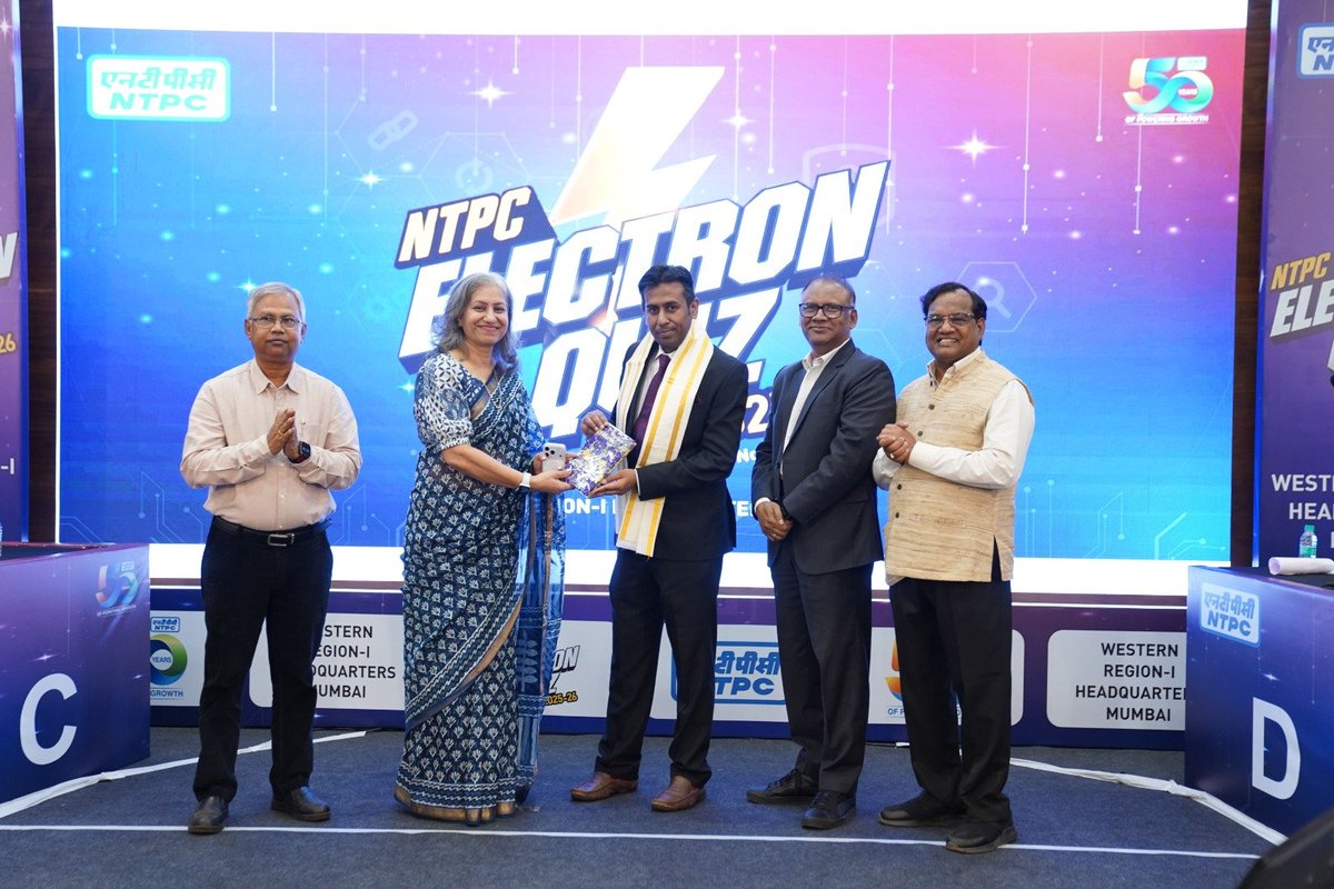 airnews_mumbai's tweet photo. #NTPC पश्चिम विभाग १ मुख्यालयाच्यावतीनं एनटीपीसी इलेक्ट्रॉन क्विझच्या मुंबई फेरीचं आयोजन.

या कार्यक्रमात महाराष्ट्र, गुजरात, राजस्थान, केरळ आणि गोवा येथील प्रमुख अभियांत्रिकी आणि व्यवस्थापन संस्थांचे प्रतिनिधित्व करणाऱ्या २४ संघांचा सहभाग

#NTPCElectronQuiz2025 @ntpclimited https://t.co/KKpH7A7Tog