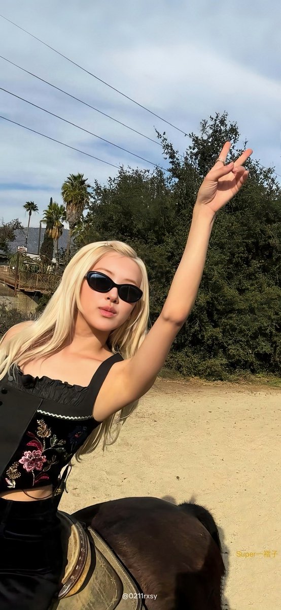 0211rxsy's tweet image. #ROSÉ wallpapers // lockscreens.    
— extended wallpapers.    
— random pics.
— 4K vers.