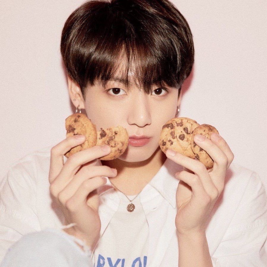 withgukk's tweet image. Kookie munching on cookies 🍪