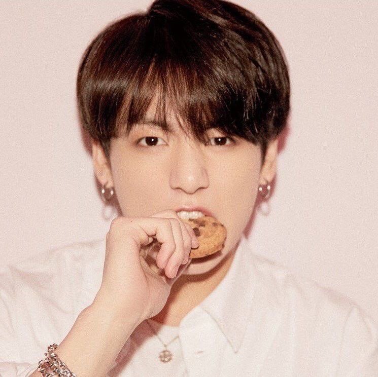 withgukk's tweet image. Kookie munching on cookies 🍪