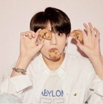 withgukk's tweet image. Kookie munching on cookies 🍪