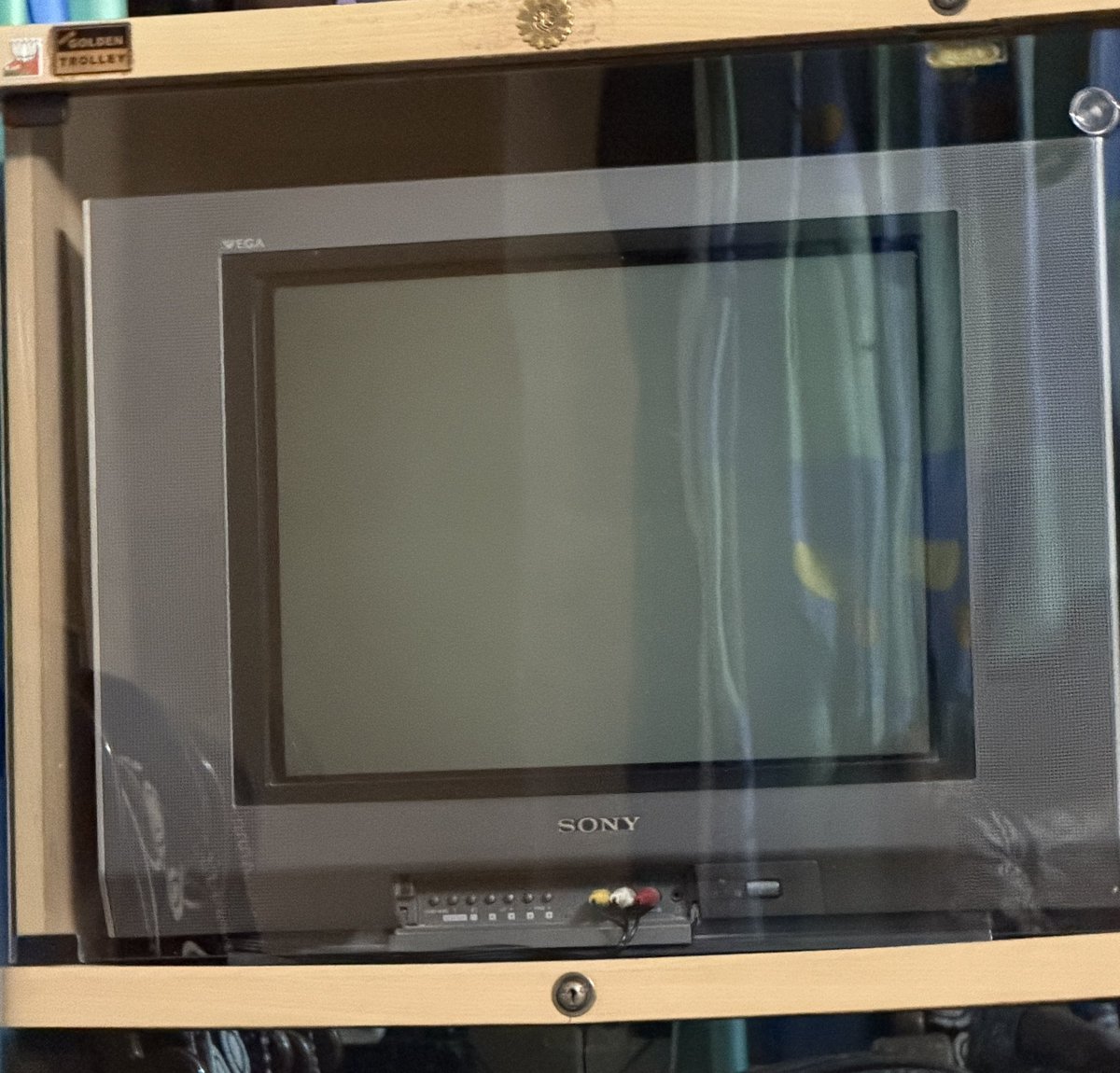 RaoSumukh's tweet image. Visited a relative&apos;s house and they still use this TV 🤯🤯