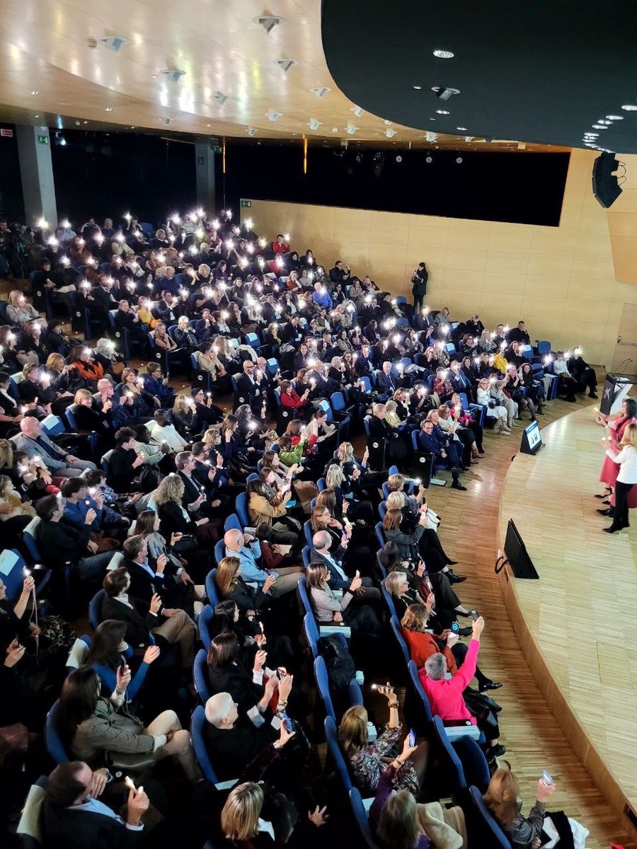 LauraBorras's tweet photo. Ahir al vespre va tenir lloc la gala dels premis @FundacioFidem, un acte del qual sempre en surts amb un somriure als llavis i il·lusió i esperança al cor.
És una nit de descobriments i de reconeixements: es busca, es coneix i es reconeix el talent i l’emprenedoria de dones potents que fan feines arreu del món i que, per desgràcia, són poc conegudes i encara menys reconegudes. Que les dones al capdavant de Fidem facin aquesta feina de país és generós i és necessari. Enhorabona a totes les premiades i endavant amb la vostra feina!
Gràcies FIDEM per descobrir, valorar i compartir el més gran potencial de casa nostra: el talent, la perseverança, la feina constant que és el que ens porta a l’èxit.