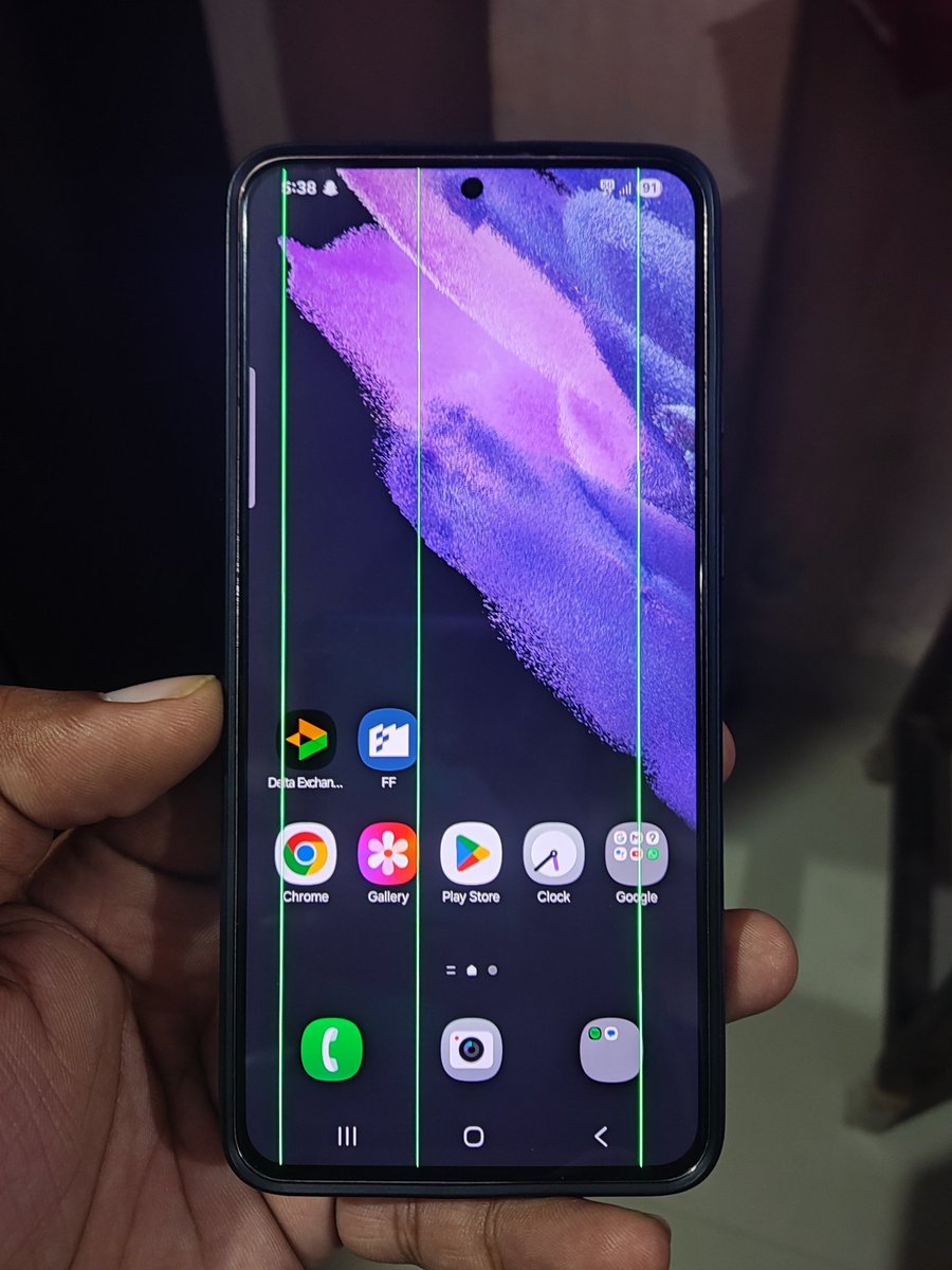 AshishGothi1's tweet image. Updated my Samsung S21 and now the screen has three green lines out of nowhere.
No drop, no damage — just an update that killed the display.
Come on @SamsungIndia , this isn’t acceptable for a flagship.

#GreenLineIssue #SamsungS21