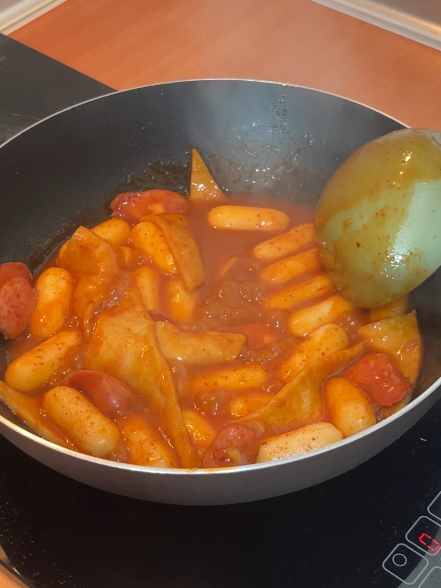 letmetryreview's tweet image. เซ็ตต๊อกบกกีของ Mr.K Kimchi คือทำง่ายแล้วอร่อยมาก ในเซ็ตให้แป้งต๊อก ซอส ออมุกมา ต้มน้ำใส่วัตถุดิบ อยากใส่อะไรเพิ่มก็ได้เลย พอซอสหนืดขึ้น แป้งต๊อกสุกก็เสร็จ ตัวซอสเข้มข้น ยิ่งโปะชีสเพิ่มคือฟินนนนน #ต๊อกบกกี #มิสเตอร์เคป้ายยา