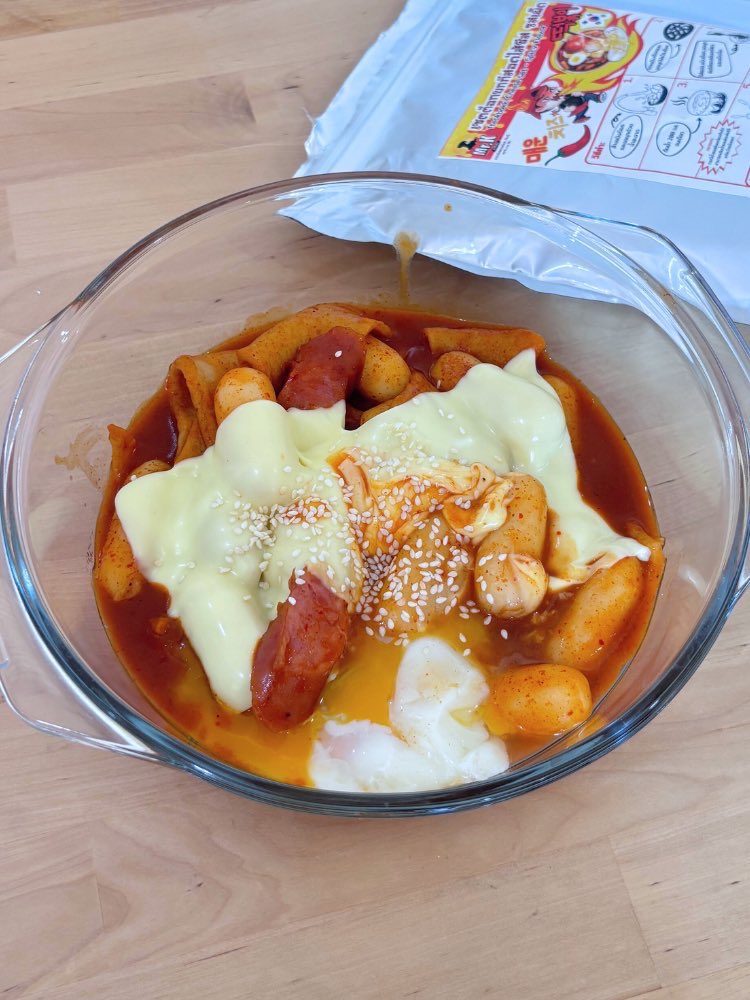 letmetryreview's tweet image. เซ็ตต๊อกบกกีของ Mr.K Kimchi คือทำง่ายแล้วอร่อยมาก ในเซ็ตให้แป้งต๊อก ซอส ออมุกมา ต้มน้ำใส่วัตถุดิบ อยากใส่อะไรเพิ่มก็ได้เลย พอซอสหนืดขึ้น แป้งต๊อกสุกก็เสร็จ ตัวซอสเข้มข้น ยิ่งโปะชีสเพิ่มคือฟินนนนน #ต๊อกบกกี #มิสเตอร์เคป้ายยา