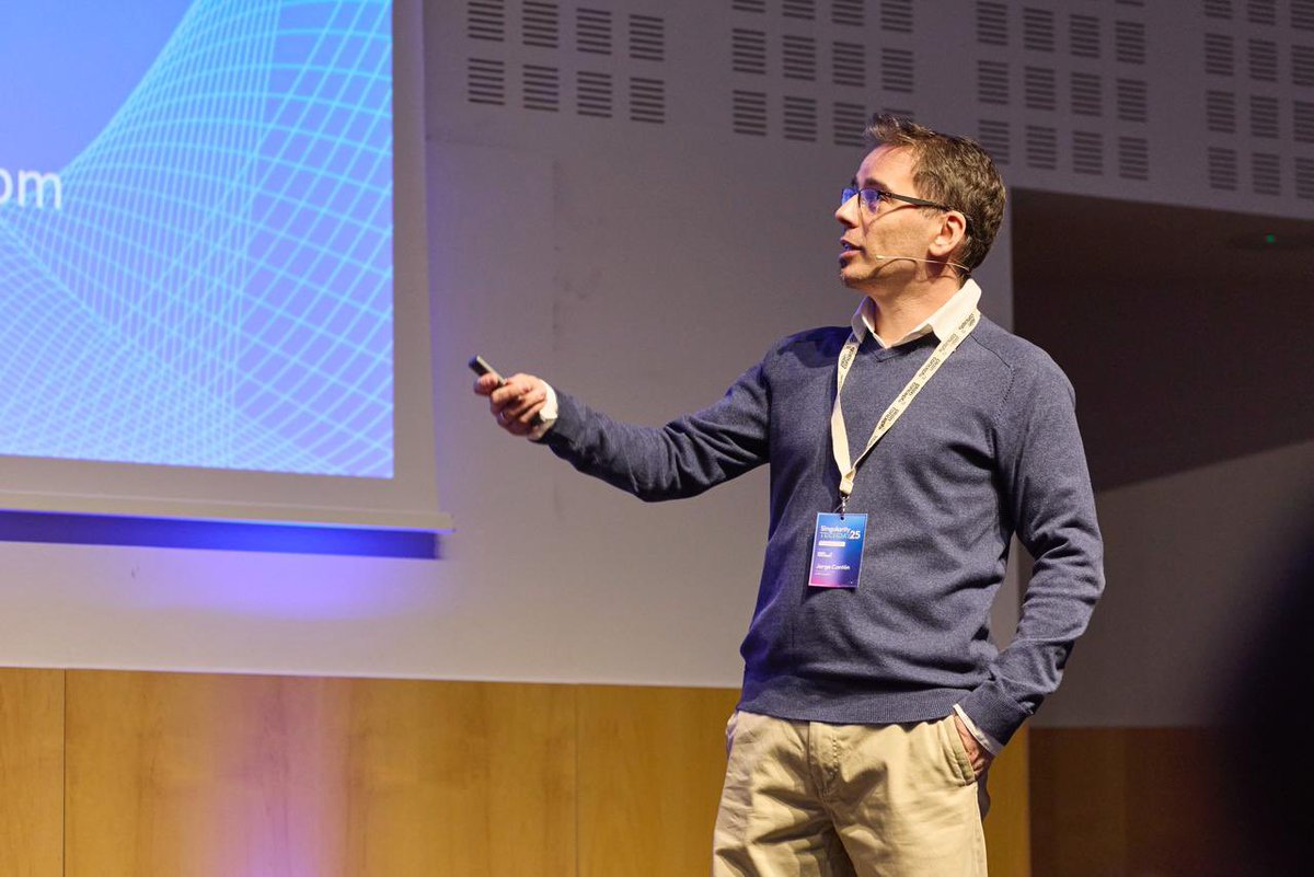 plainconcepts's tweet image. Ana Escobar y @jorge_magic nos han presentado “Intel rumbo hacia una #IA sostenible” 💥
Han compartido una de las innovaciones más relevantes de Intel para afrontar uno de los grandes retos actuales de la IA: la sostenibilidad. 🌱🤖

#STechDay2025bcn 🚀