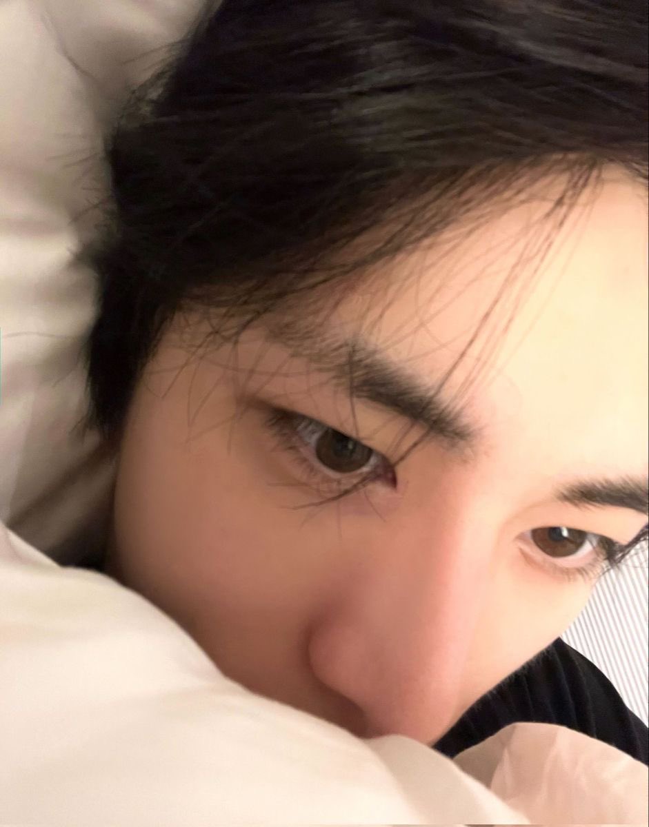 810chive's tweet photo. thinking abt taesan bed selca 💭 https://t.co/Gmlp2jipSv