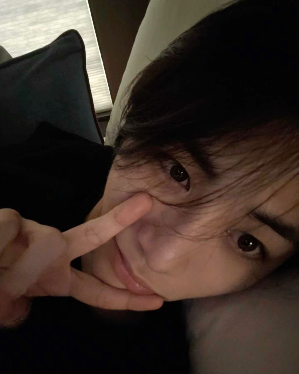 810chive's tweet photo. thinking abt taesan bed selca 💭 https://t.co/Gmlp2jipSv