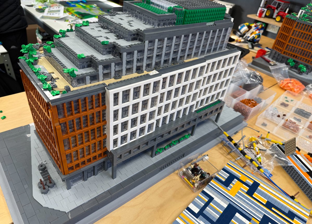 TrinityNCL's tweet image. Upper Site learners joined Steve at #BrickThis to explore the art of true-to-scale LEGO architecture. From St James’ Park to The Baltic, they saw how world-class models are made.
Big thanks to Steve for the unforgettable experience! 🧱✨