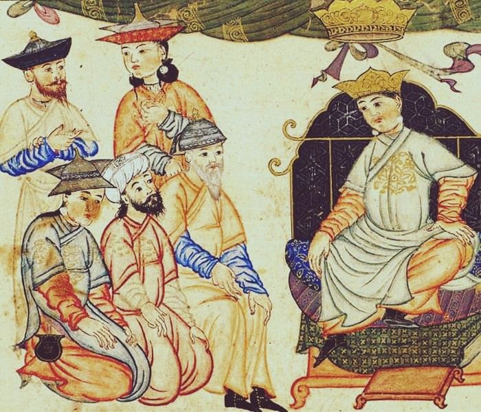 Kadimsiyaset's tweet image. Büyük Selçuklu Sultanı Sencer, Horasan’da otağında dinlenirken içeri yaşlı bir kadın girdi. 

Muhafızları aşmış, Sultan’ın karşısına dikilmişti. &quot;Adalet istiyorum!&quot; diye bağırdı. &quot;Senin askerlerin, benim tek geçim kaynağım olan ineğimi zorla alıp kestiler.&quot;

​Sultan Sencer…