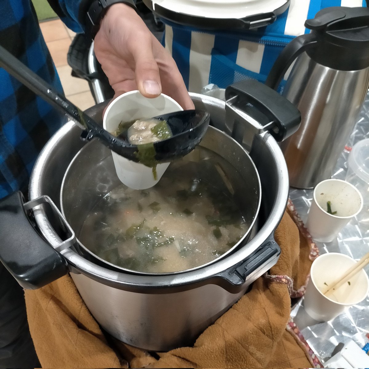 ribonsodan's tweet image. 本日21〜22時スープキッチンです！

農家より分けていただいた野菜や寄付の素材で豚汁、炊き込みご飯、塩焼きそば、ししとうと小松菜の辛味噌炒めなどご用意。
継続的な見守りの場に。

町田ターミナルプラザ市民広場デッキ付近にて

生活困窮者支援りぼん
07083053572
#炊き出し　#町田