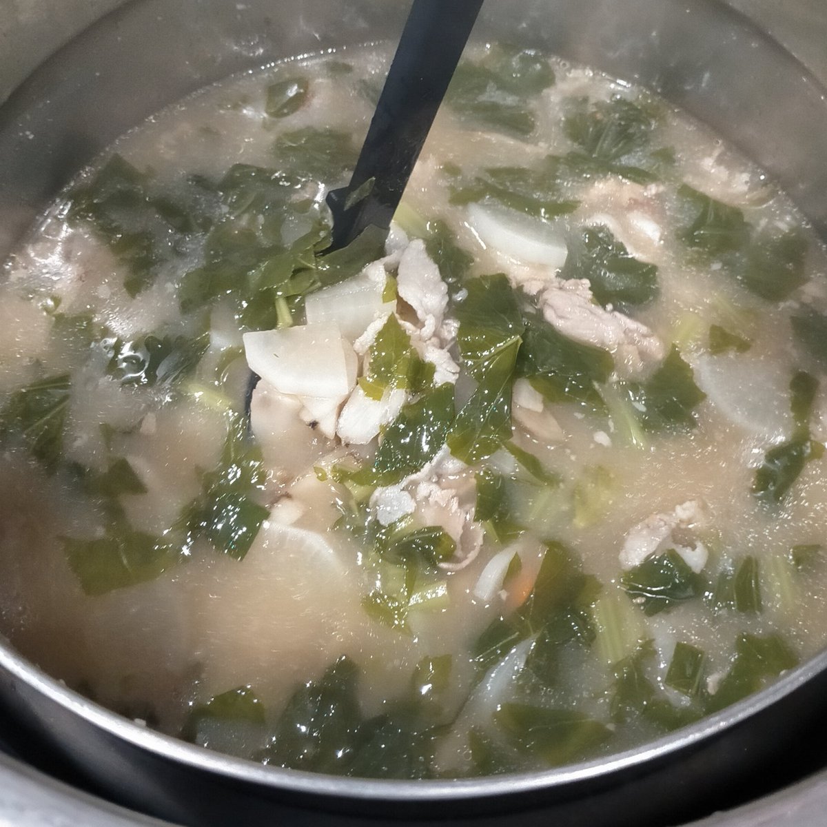 ribonsodan's tweet image. 本日21〜22時スープキッチンです！

農家より分けていただいた野菜や寄付の素材で豚汁、炊き込みご飯、塩焼きそば、ししとうと小松菜の辛味噌炒めなどご用意。
継続的な見守りの場に。

町田ターミナルプラザ市民広場デッキ付近にて

生活困窮者支援りぼん
07083053572
#炊き出し　#町田