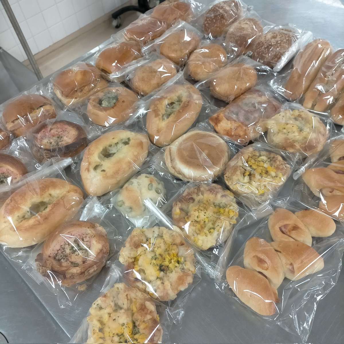 ribonsodan's tweet image. 本日21〜22時スープキッチンです！

農家より分けていただいた野菜や寄付の素材で豚汁、炊き込みご飯、塩焼きそば、ししとうと小松菜の辛味噌炒めなどご用意。
継続的な見守りの場に。

町田ターミナルプラザ市民広場デッキ付近にて

生活困窮者支援りぼん
07083053572
#炊き出し　#町田