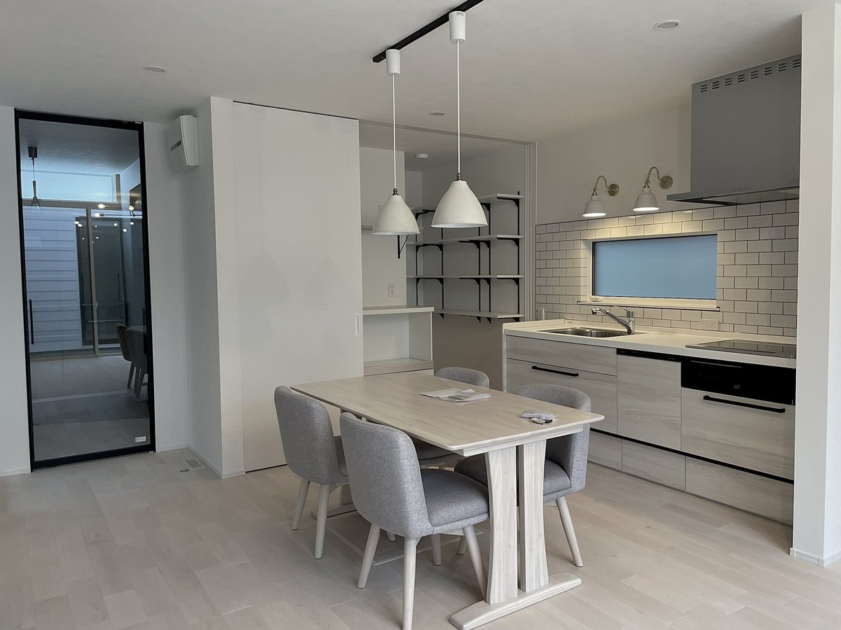 今更ですが新築、10月末引き渡し引越し終わっていました😊
間口の狭さの関係でどうやって広くLDKを取るか考えて、対面では無くあえて壁付けキッチンにしたのは正解でした◎
ローン返済頑張ります💪