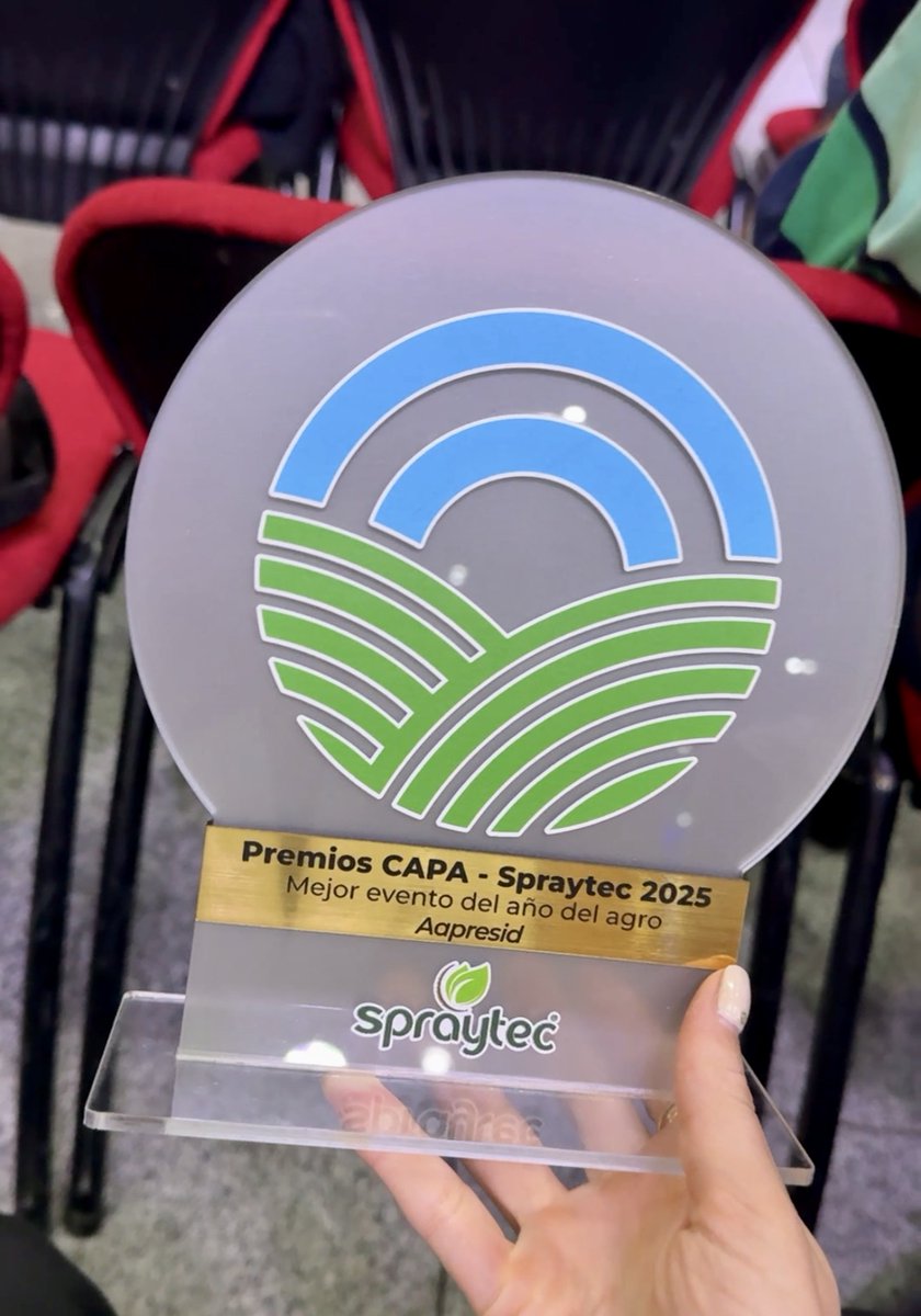 aapresid's tweet photo. 🏅Premios CAPA | Congreso Aapresid: Mejor evento agro del año

En la edición 2025 de los premios del Círculo Argentino de Periodistas Agrarios (CAPA), se distinguió a Aapresid y su evento anual "Congreso Aapresid" bajo el lema de "Código abierto" como el mejor evento agro del año.

Agradecemos especialmente a CAPA por este valioso reconocimiento, así como a nuestros socios, staff y a toda la comunidad que nos acompaña en cada edición del Congreso. Su compromiso, dedicación y confianza hacen posible este logro. ¡Este reconocimiento también es de ustedes! 👏🏼

#JuntosSabemosMás #SomosAapresid
