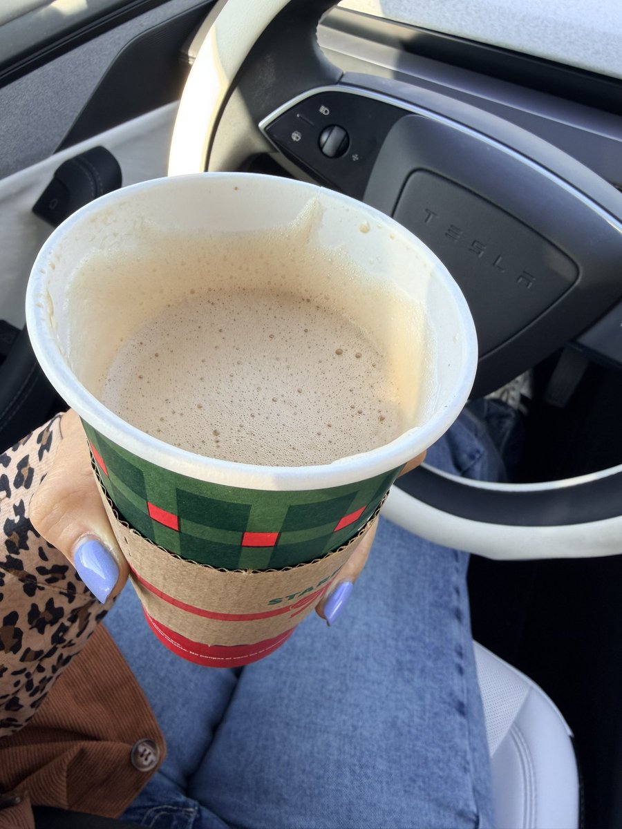 MaraJos03024876's tweet image. @StarbuckChile me compré un mocha blanco grande, lo destape para echarle azúcar y viene un poco más arriba de la mitad. #robo me siento estafada!!