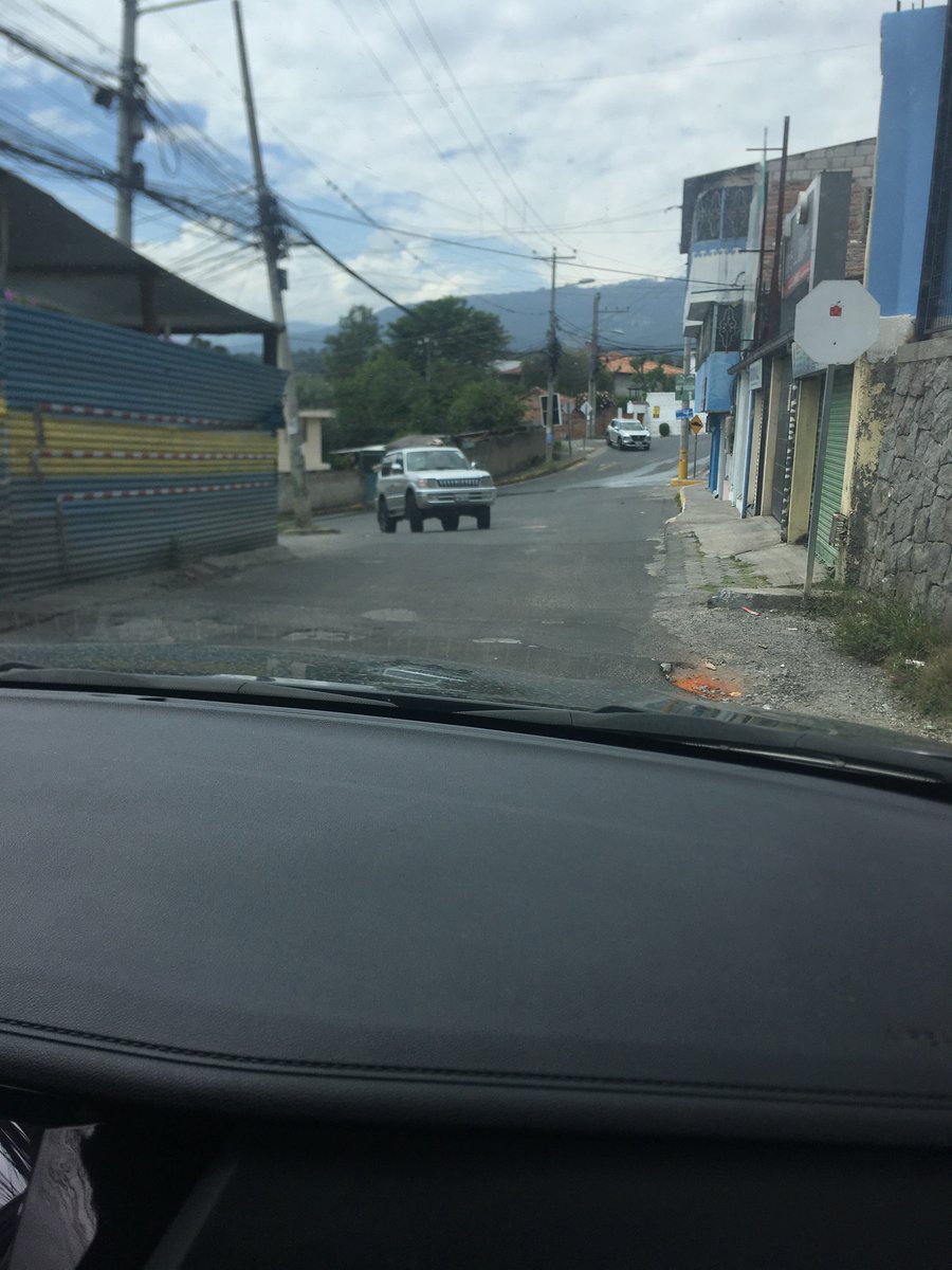 <a href="/WilsonMerinoR/">Wilson Merino Rivadeneira</a> <a href="/SofiaMerinoRiv/">Sofía Merino R</a> <a href="/carozuritalagos/">Caro Zurita Lagos</a> <a href="/KathaHerreraA/">Katherine Herrera Aguilar</a> <a href="/fcarrionm/">Fernando Carrión M.</a> <a href="/lahoraecuador/">La Hora Ecuador</a> <a href="/faustominoz/">Fausto Miño</a> <a href="/TiempoRealEC/">Tiempo Real</a> <a href="/lahistoriaec/">LaHistoria</a> <a href="/RhidalgoPC/">Ruth Hidalgo</a> Wilson ; la 4ta transversal en Tumbaco ; q une intervalles con Interoceanica en mal estado ; rompieron el asfalto para poner una tubería y taparon mal ; dañaron el ingreso a varios predios y conjuntos !!!  Las aceras dañadas ; la iluminación mala ; obras sin concluir  etc etc