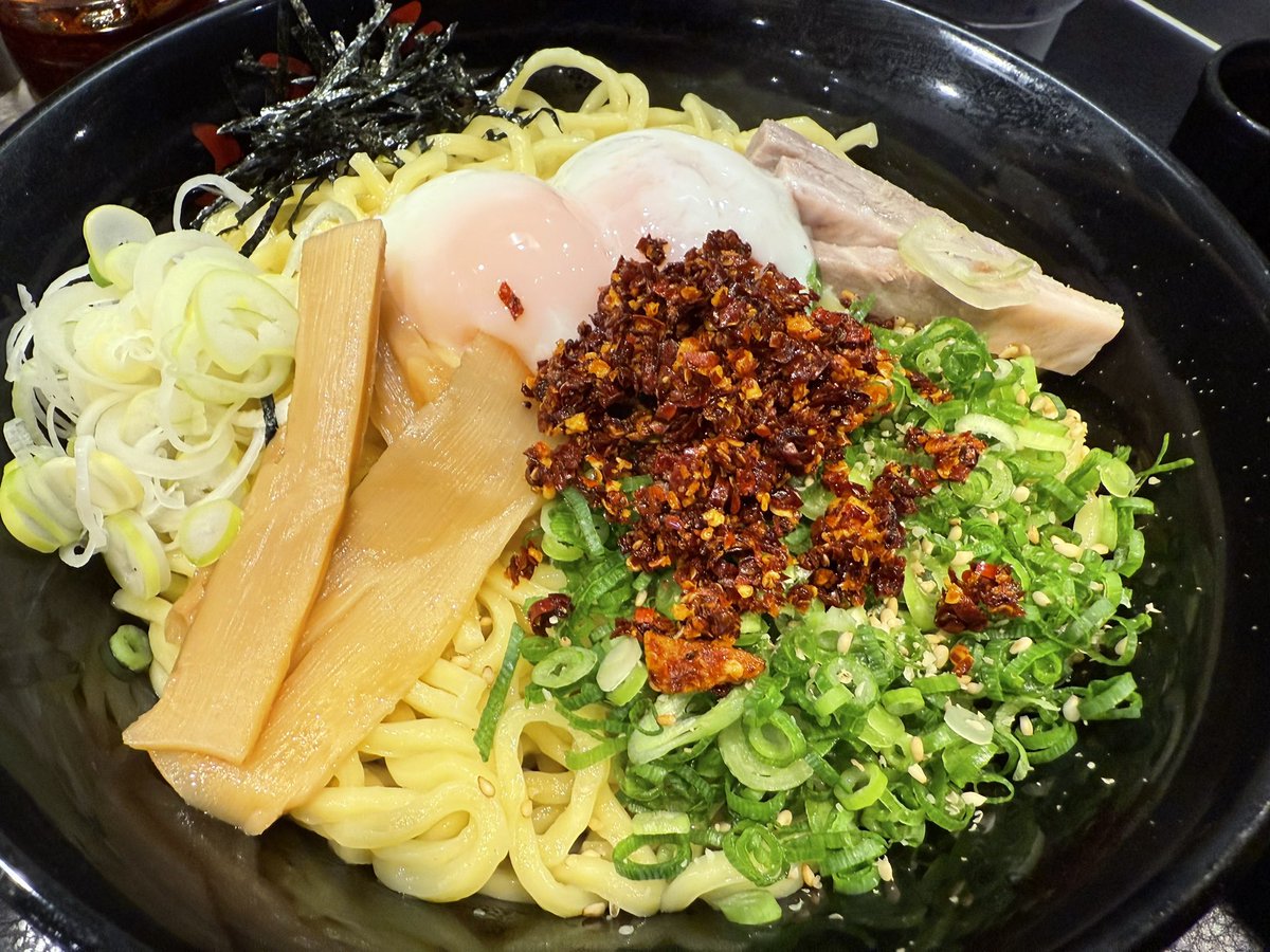 Kafka_on_Shore's tweet image. 油そばのカロリーはラーメンの2/3らしい
つまり、健康食品って事だね🐷

野菜（ネギ）が多めだし
実質カロリー0の可能性まである（無い）