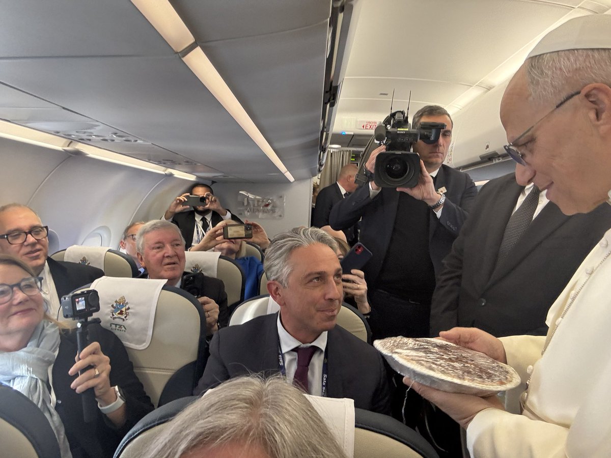 roombye's tweet image. and during papal ✈️ to Türkiye &amp;amp; Lebanon, Pope Leo also received two pumpkin pies and a pecan pie 🫓😋

@CheapSeats411 @cwharris773
@TeamGumball5 @MailmanJack65 @DaaRougarou @Douglasm1986

Happy Thanksgiving 🦃 WST 

📸 CatholicNewsSvc, VaticanNews