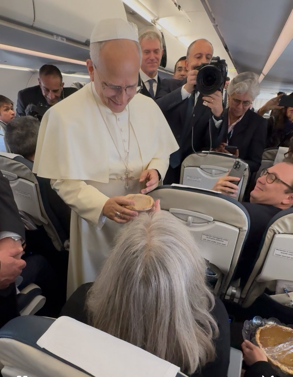 roombye's tweet image. and during papal ✈️ to Türkiye &amp;amp; Lebanon, Pope Leo also received two pumpkin pies and a pecan pie 🫓😋

@CheapSeats411 @cwharris773
@TeamGumball5 @MailmanJack65 @DaaRougarou @Douglasm1986

Happy Thanksgiving 🦃 WST 

📸 CatholicNewsSvc, VaticanNews