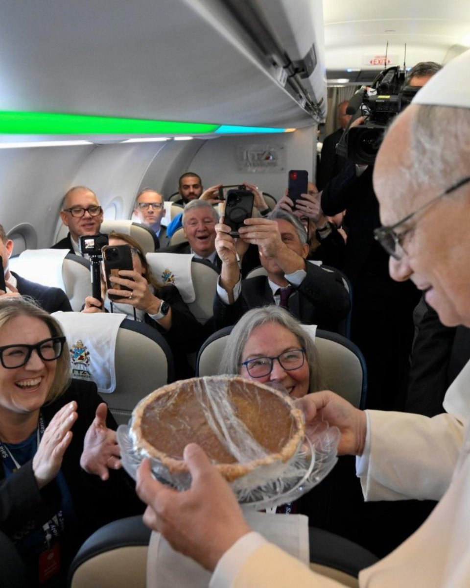 roombye's tweet image. and during papal ✈️ to Türkiye &amp;amp; Lebanon, Pope Leo also received two pumpkin pies and a pecan pie 🫓😋

@CheapSeats411 @cwharris773
@TeamGumball5 @MailmanJack65 @DaaRougarou @Douglasm1986

Happy Thanksgiving 🦃 WST 

📸 CatholicNewsSvc, VaticanNews