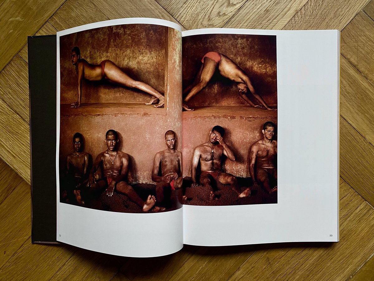 Včera jsem dostal knihu Kušti od <a href="/jan_sibik/">Jan Šibík</a> a Daniela Matulová. Je to pastva pro oči, opuletní obrazová hostina z mizejícího světa tradičních indických zápasníků. Jedna z nejlepších fotografických knih, kterou mám a to jich mám docela hodně. eshop-knihasibik.cz