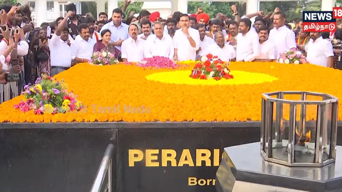 CTR_Nirmalkumar's tweet image. பேரறிஞர் அண்ணா ,
புரட்சித் தலைவர் எம்ஜிஆர் ,
புரட்சித் தலைவி அம்மா ,
தந்தை பெரியார்….

அவர்களின் நினைவிடத்தில் வணங்கி மலர் தூவி மரியாதை செலுத்திய போது 🙏🙏🙏