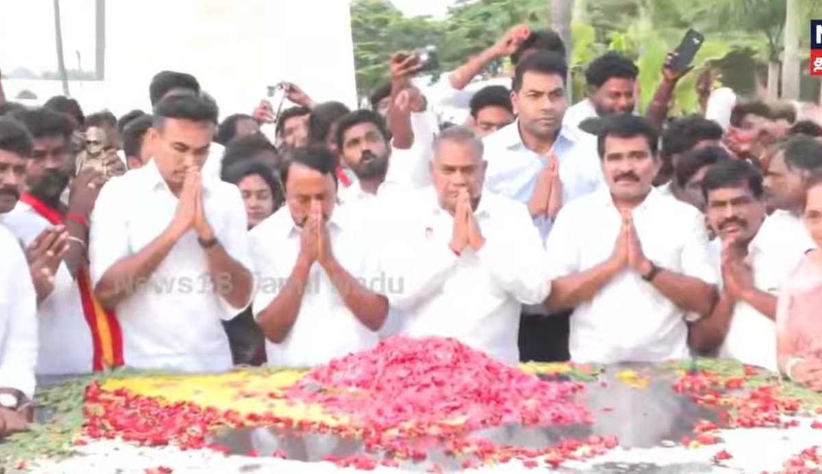 CTR_Nirmalkumar's tweet image. பேரறிஞர் அண்ணா ,
புரட்சித் தலைவர் எம்ஜிஆர் ,
புரட்சித் தலைவி அம்மா ,
தந்தை பெரியார்….

அவர்களின் நினைவிடத்தில் வணங்கி மலர் தூவி மரியாதை செலுத்திய போது 🙏🙏🙏