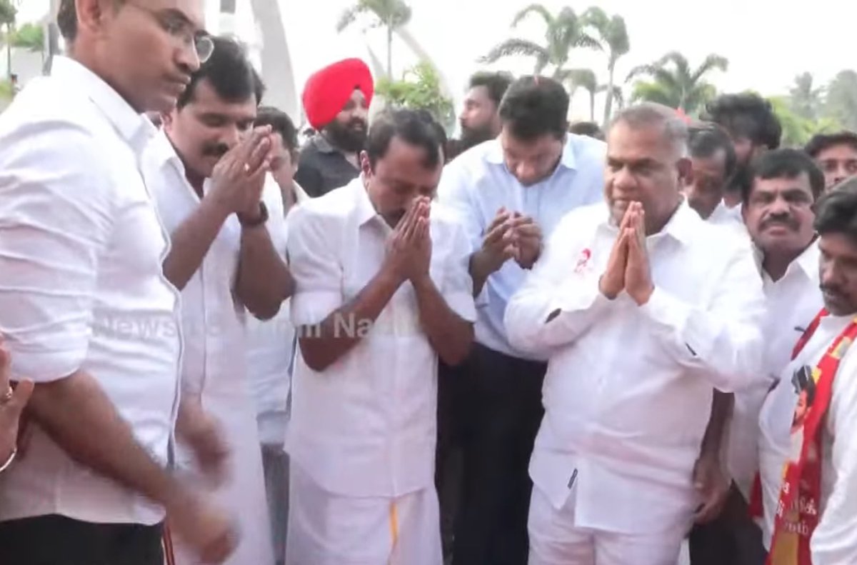 CTR_Nirmalkumar's tweet image. பேரறிஞர் அண்ணா ,
புரட்சித் தலைவர் எம்ஜிஆர் ,
புரட்சித் தலைவி அம்மா ,
தந்தை பெரியார்….

அவர்களின் நினைவிடத்தில் வணங்கி மலர் தூவி மரியாதை செலுத்திய போது 🙏🙏🙏