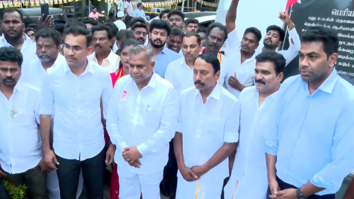 CTR_Nirmalkumar's tweet image. பேரறிஞர் அண்ணா ,
புரட்சித் தலைவர் எம்ஜிஆர் ,
புரட்சித் தலைவி அம்மா ,
தந்தை பெரியார்….

அவர்களின் நினைவிடத்தில் வணங்கி மலர் தூவி மரியாதை செலுத்திய போது 🙏🙏🙏