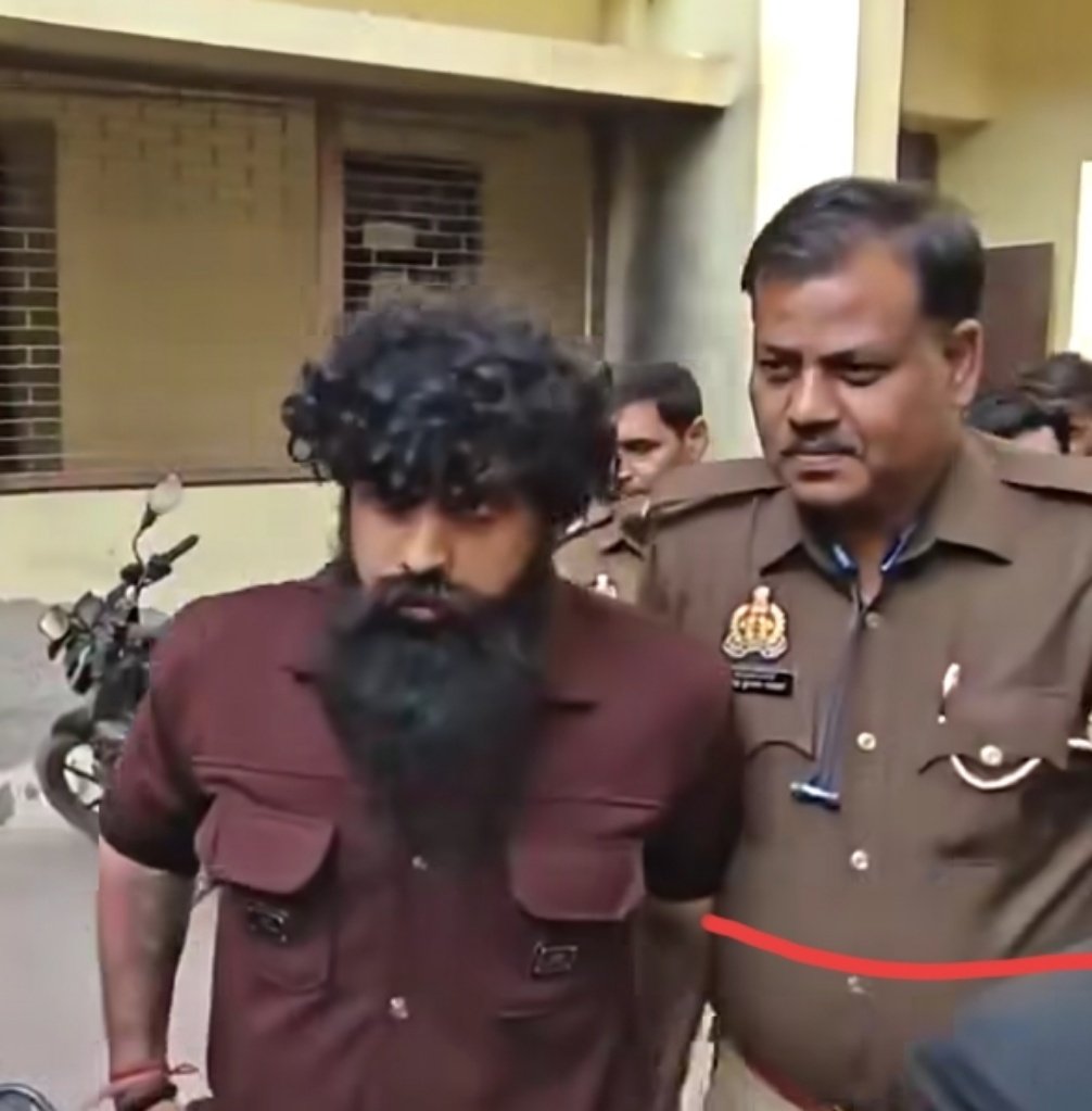 इनको जानते ही होंगे इनका नाम है दक्ष चौधरी 
इनकों हर जगह पंगा लेने की आदत है इस बार 

इन्होंने माननीय योगी जी की उत्तर प्रदेश पुलिस को चैलेंज कर दिया फिर क्या खुद और चार 

और लोगों के साथ चले थे सरकारी ठेका बंद करवाने अब पुलिस गिरफ्त में हैं।