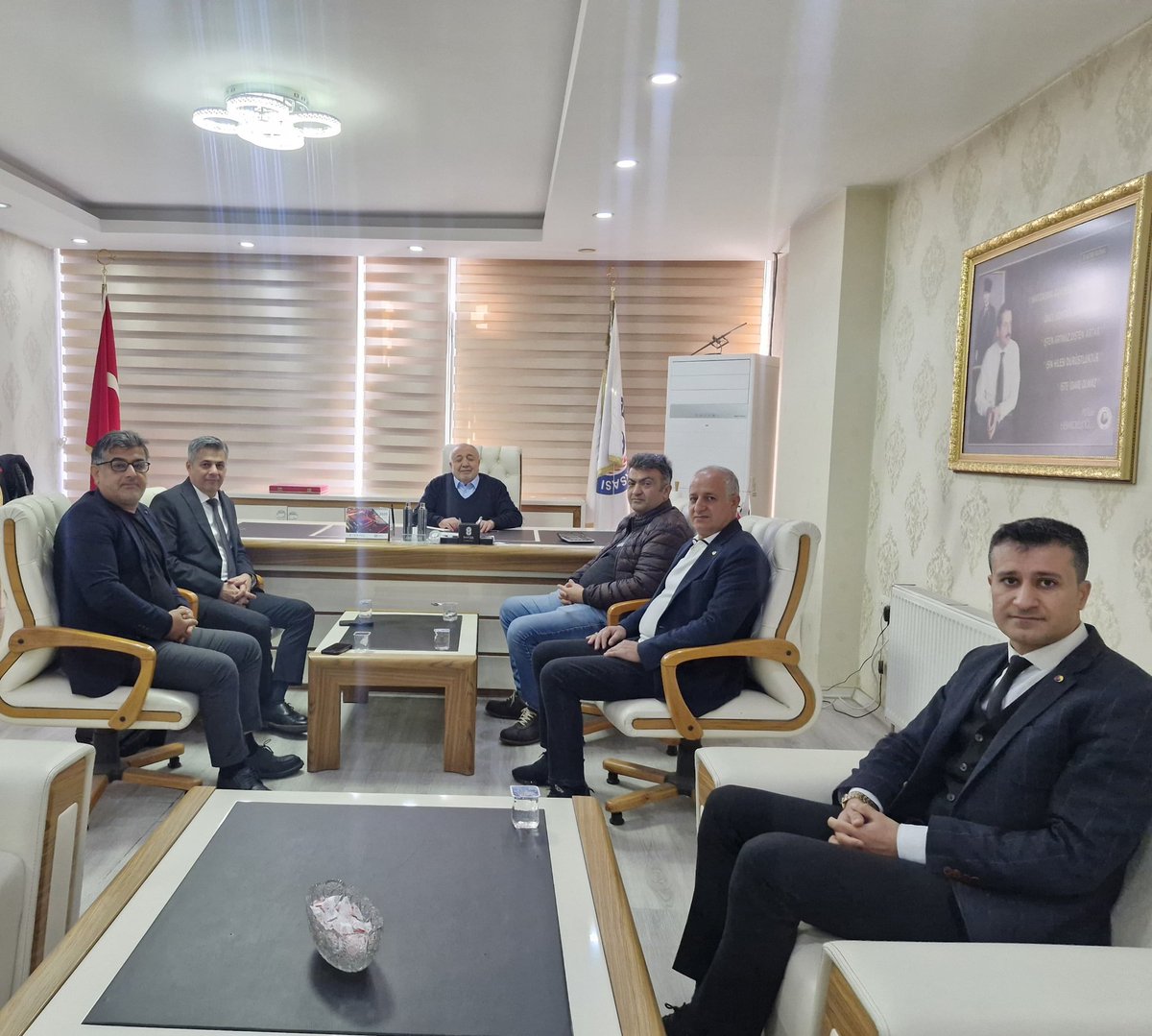 GAP Uluslararası Tarımsal Araştırma ve Eğitim Merkezi Müdürü Kudret Berekatoğlu ve GAP Dış Kaynak ve Proje Geliştirme ve Koordinasyon Birim Sorumluları Şehmus Atakul ve Mehmet Emin Vural, Borsamız Yönetim Kurulu Başkanı Arif Güneş'i makamında ziyaret ettiler. <a href="/arifguness/">Arif GÜNEŞ</a>