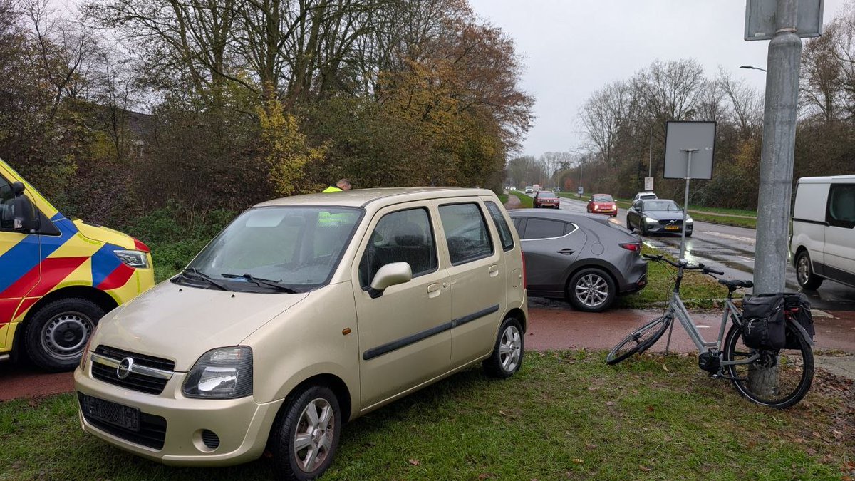 Fietsster gewond na aanrijding op rotonde