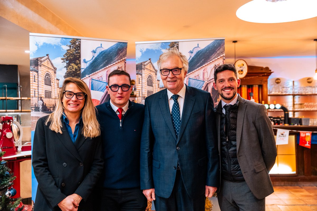 Très heureux d’avoir donné hier soir une conférence au <a href="/RNJAlsace/">RNJ Alsace</a> sur les questions liées à la Justice. Il y avait beaucoup à dire sur cette belle institution que je connais bien et qui souffre d’une rupture de confiance avec nombre de nos concitoyens

Au <a href="/RNational_off/">Rassemblement National</a> , nous