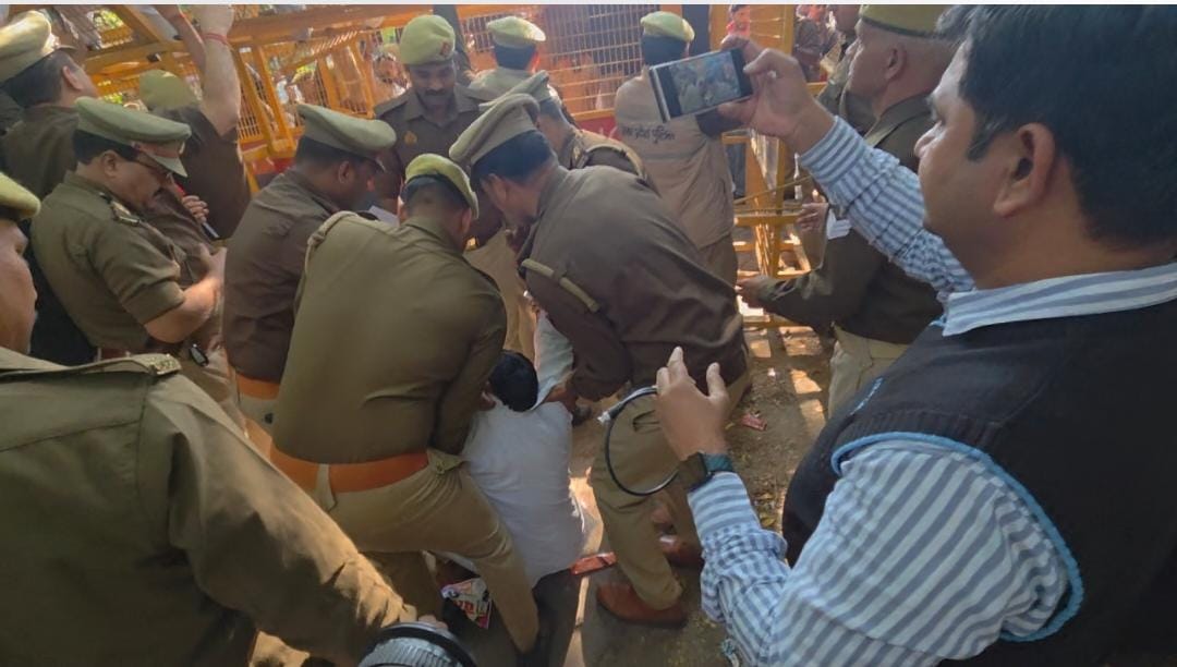 AbhisheknirajRG's tweet image. हम स्पष्ट कहते हैं जो अधिकारी सत्ता के दबाव में आकर अत्याचार कर रहे हैं, उन्हें भी याद रखना चाहिए कि सरकारें बदलती रहती हैं, लेकिन जनता का न्याय कायम रहता है।

हम सत्ता में आने के बाद हर अन्याय की जांच होगी और लोकतांत्रिक तरीके से जवाबदेही तय की जाएगी। 
@INCIndia