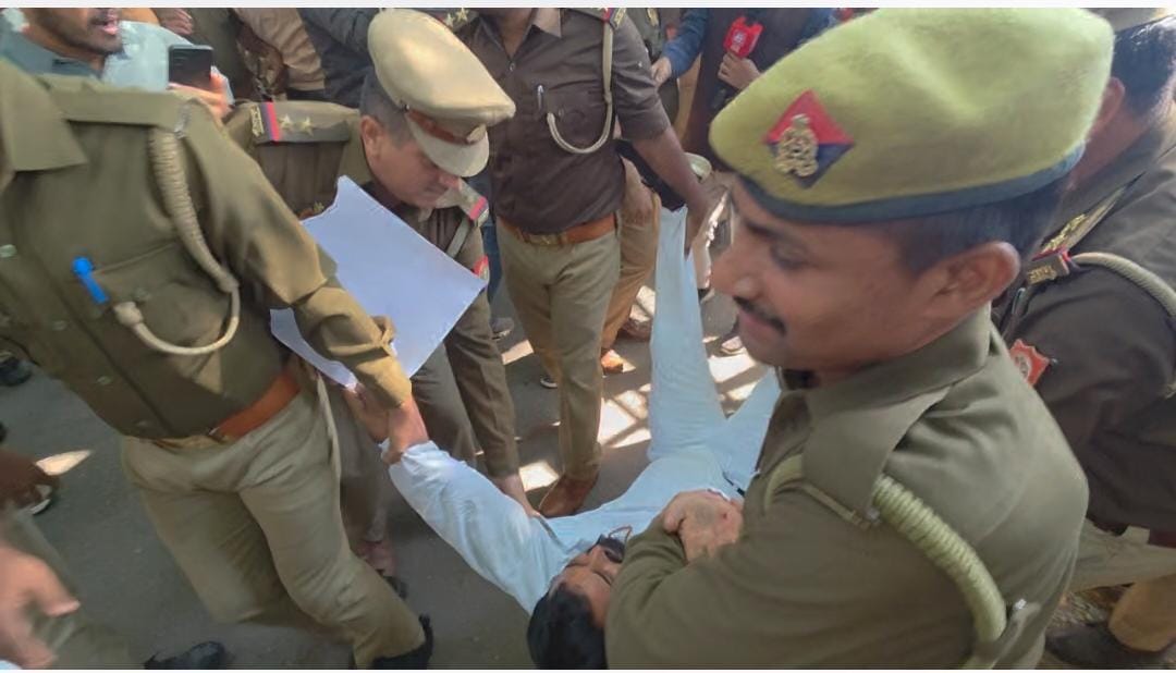 AbhisheknirajRG's tweet image. हम स्पष्ट कहते हैं जो अधिकारी सत्ता के दबाव में आकर अत्याचार कर रहे हैं, उन्हें भी याद रखना चाहिए कि सरकारें बदलती रहती हैं, लेकिन जनता का न्याय कायम रहता है।

हम सत्ता में आने के बाद हर अन्याय की जांच होगी और लोकतांत्रिक तरीके से जवाबदेही तय की जाएगी। 
@INCIndia