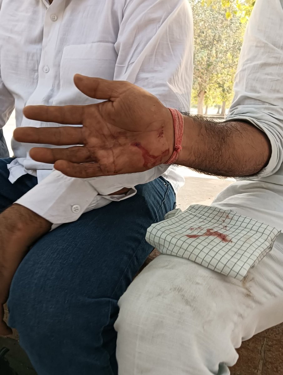 AbhisheknirajRG's tweet image. हम स्पष्ट कहते हैं जो अधिकारी सत्ता के दबाव में आकर अत्याचार कर रहे हैं, उन्हें भी याद रखना चाहिए कि सरकारें बदलती रहती हैं, लेकिन जनता का न्याय कायम रहता है।

हम सत्ता में आने के बाद हर अन्याय की जांच होगी और लोकतांत्रिक तरीके से जवाबदेही तय की जाएगी। 
@INCIndia