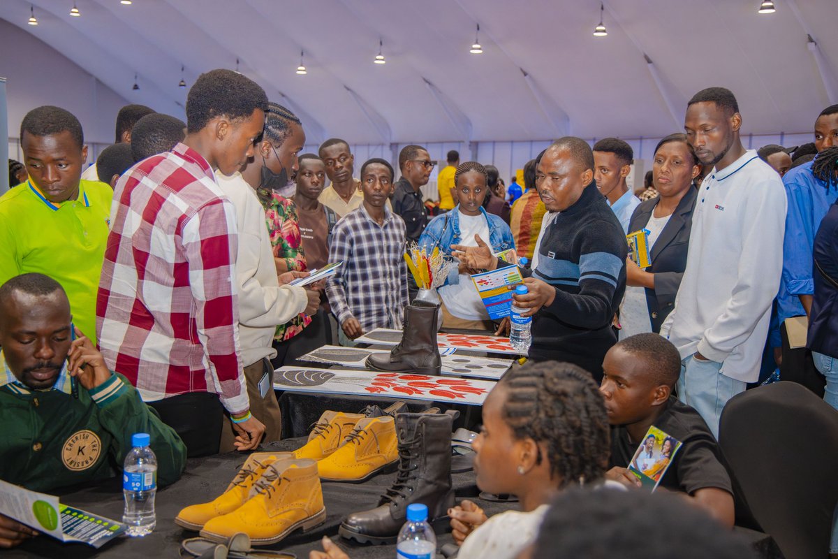 CityofKigali's tweet image. Muri #KigaliJobNet, abifuza akazi basuye abatanga akazi bo mu bigo bitandukanye 

Mu gice cya nyuma ya saa sita, turakira ubutumwa bw’abayobozi batandukanye, ubuhamya bw’ababonye akazi muri JobNet ndetse n’igice cy’imyidagaduro. 

Mwadukurikira live munyuze hano: