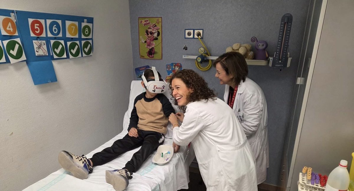 HUnivTM's tweet photo. 🕶️ El Hospital usa gafas de realidad virtual para reducir la ansiedad infantil en el área de #Extracciones. 

✅ La iniciativa impulsada por ABEA se integra en el Plan de Humanización del @sescamclm y está reduciendo de forma notable el estrés previo a la prueba. https://t.co/WbAxEJU1pS