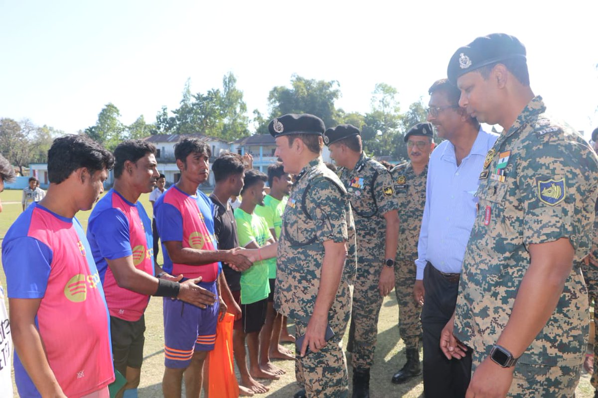 BSF_Guwahati's tweet image. 14 Bn BSF, @BSF_Guwahati Ftr organised a football match under Civic Action Programme in the Indo-BD border area of Distt Coochbehar (#WB).

Computers &amp;amp; sports items were distributed to needy border villagers&amp;amp; to local High School, fostering goodwill&amp;amp; strengthening community ties.