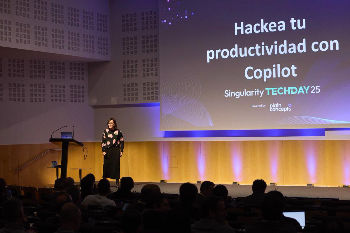 plainconcepts's tweet image. ¡Hackea tu productividad con Copilot! 🤖

@magdateruel nos ha mostrado cómo la #IA y los agentes de #Copilot pueden transformar nuestra forma de trabajar y ayudarnos a superar los retos de productividad diarios.

#STechDay2025bcn 🚀