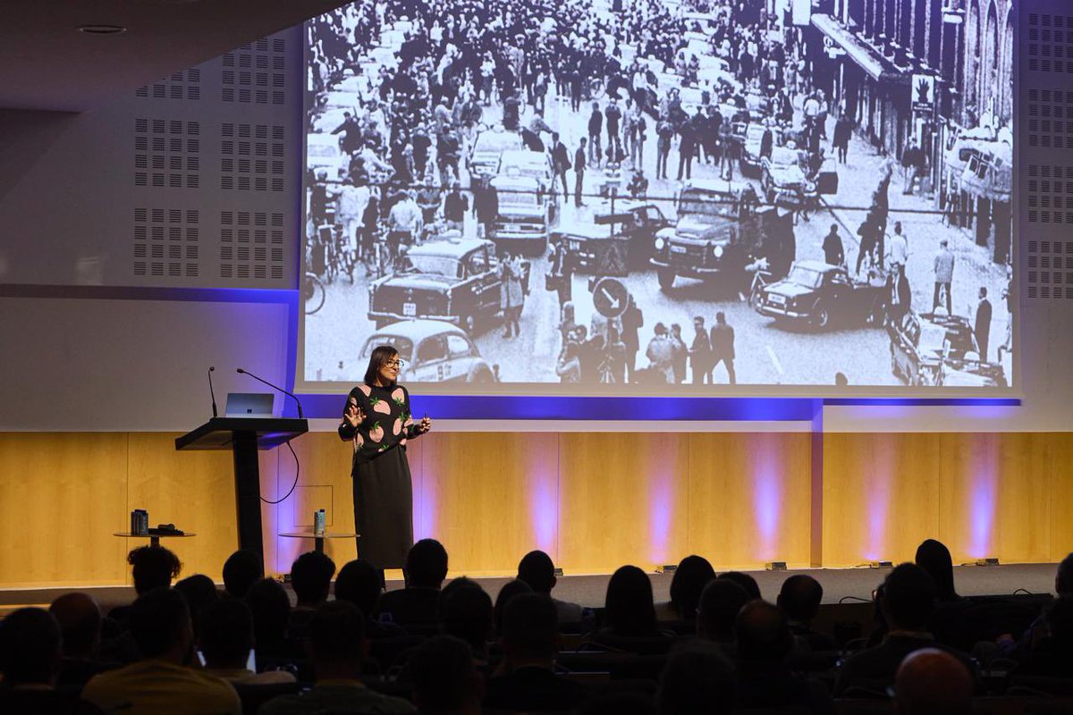 plainconcepts's tweet image. ¡Hackea tu productividad con Copilot! 🤖

@magdateruel nos ha mostrado cómo la #IA y los agentes de #Copilot pueden transformar nuestra forma de trabajar y ayudarnos a superar los retos de productividad diarios.

#STechDay2025bcn 🚀