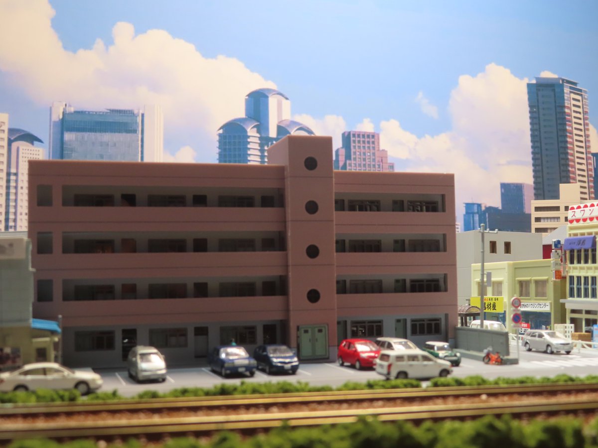 こちらのNゲージ用ストラクチャーは小型のマンションを再現したものと