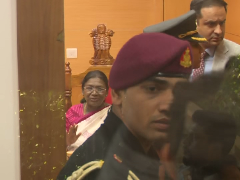 otvkhabar's tweet image. #୧୧_ନଂ_ଚ୍ୟାମ୍ୱରରେ_ରାଷ୍ଟ୍ରପତି
-ବିଧାନସଭାର ୧୧ ନମ୍ୱର ଚ୍ୟାମ୍ୱରକୁ ଗଲେ ରାଷ୍ଟ୍ରପତି
-୧୧ ନଂ ଚ୍ୟାମ୍ୱର ଚୌକିରେ ବସି ସ୍ମୃତି ସାଉଁଟିଲେ
-ମନ୍ତ୍ରୀ ଭାବେ ୧୧ ନଂ ଚ୍ୟାମ୍ବରର ସ୍ମୃତି ମନେ ପକାଇଲେ
#PresidentinChamber11 #DroupadiMurmu #OdishaAssembly #HistoricAddress #WinterSession2025 #OTV