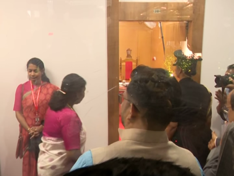 otvkhabar's tweet image. #୧୧_ନଂ_ଚ୍ୟାମ୍ୱରରେ_ରାଷ୍ଟ୍ରପତି
-ବିଧାନସଭାର ୧୧ ନମ୍ୱର ଚ୍ୟାମ୍ୱରକୁ ଗଲେ ରାଷ୍ଟ୍ରପତି
-୧୧ ନଂ ଚ୍ୟାମ୍ୱର ଚୌକିରେ ବସି ସ୍ମୃତି ସାଉଁଟିଲେ
-ମନ୍ତ୍ରୀ ଭାବେ ୧୧ ନଂ ଚ୍ୟାମ୍ବରର ସ୍ମୃତି ମନେ ପକାଇଲେ
#PresidentinChamber11 #DroupadiMurmu #OdishaAssembly #HistoricAddress #WinterSession2025 #OTV