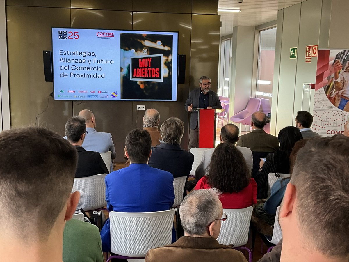 copyme_'s tweet image. 📊 Pedro A Escribano desmiente el declive: &quot;Los números dicen lo contrario&quot;.
El comercio local es vital para la ciudad:
🔹 Da seguridad.
🔹 Crea sentido de pertenencia.
🔹 Es el pegamento de la cohesión social.
Más que tiendas, son puntos de referencia humana. 🏘️
#FOCO25